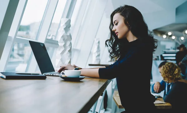 Zijaanzicht Van Gefocuste Vrouwelijke Freelancer Casual Kleding Zittend Aan Tafel — Stockfoto