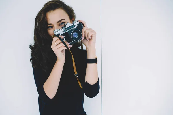 Giovane Fotografo Femminile Positivo Indossa Maglione Nero Orologio Polso Nascondendo — Foto Stock