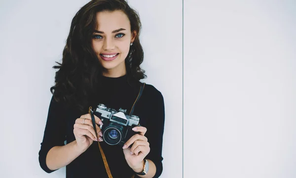 Jovem Mulher Sorridente Com Cabelos Longos Ondulados Vestindo Gola Alta — Fotografia de Stock