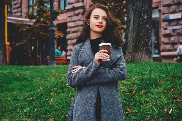 Mladá Usměvavá Fena Dlouhými Vlnitými Vlasy Oblečená Teplém Kabátě Stojící — Stock fotografie