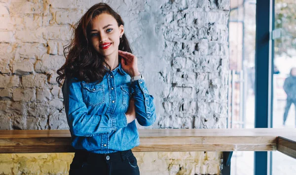 Mujer Elegante Sonriente Con Labios Rojos Camisa Mezclilla Tocando Cuello —  Fotos de Stock