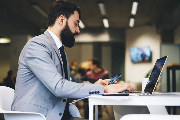 Zijaanzicht Van Geconcentreerde Ondernemer Met Baard Formele Kleding Zittend Aan — Stockfoto