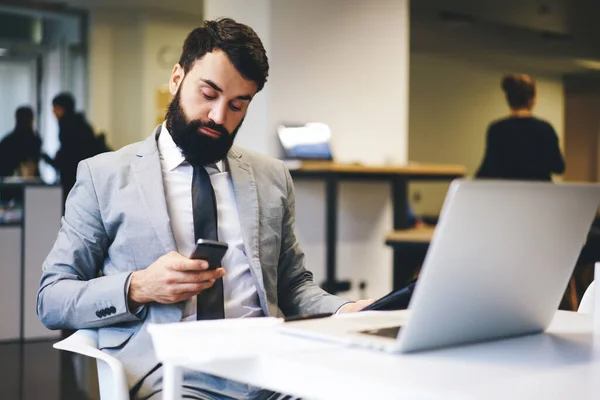 Funcionário Sério Terno Formal Sentado Mesa Com Laptop Documentos Smartphone — Fotografia de Stock