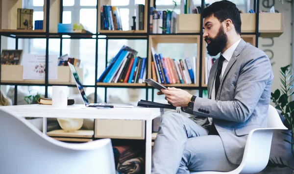 Вид Збоку Серйозного Бородатого Підприємця Офіційному Вбранні Сидячи Столом Ноутбуком — стокове фото