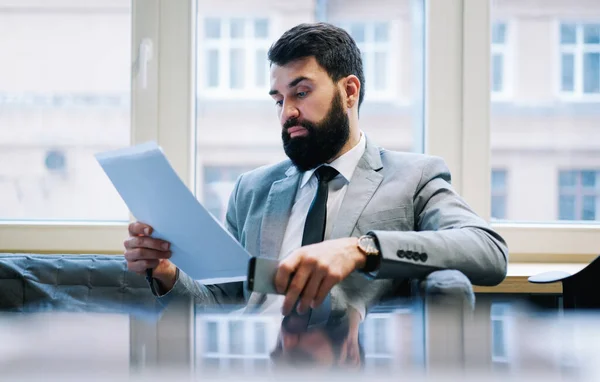 Συγκεντρωμένος Επιχειρηματίας Επίσημο Κοστούμι Κάθεται Καναπέ Smartphone Ενώ Ανάγνωση Και — Φωτογραφία Αρχείου