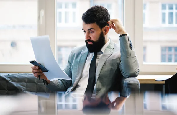 Serious Businessman Formal Clothes Sitting Sofa Smartphone While Thoughtfully Looking — 图库照片