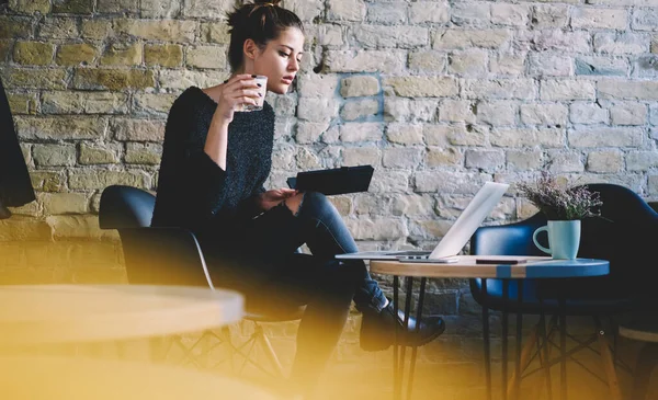 Mujer Concentrada Traje Casual Mirando Pantalla Computadora Portátil Mientras Está — Foto de Stock