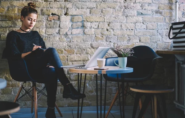 Concentré Jeune Femme Tenue Tendance Assis Avec Les Jambes Croisées — Photo