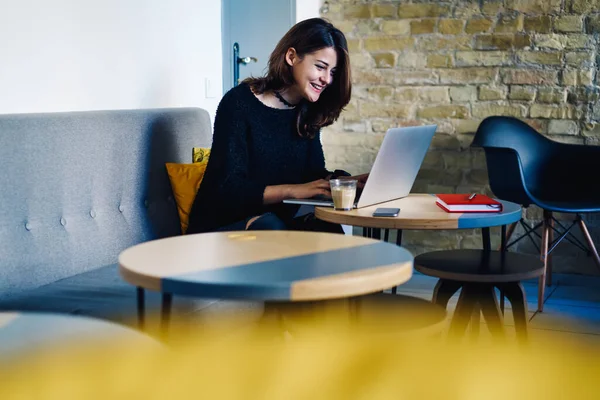 Junge Fröhliche Frau Lässigem Outfit Kommuniziert Mit Freund Mit Laptop — Stockfoto