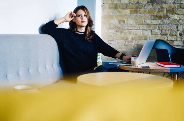 Jeune Freelance Pensive Assise Sur Canapé Confortable Réfléchissant Côté Une — Photo