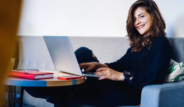 Glückliche Junge Remote Arbeiter Sitzen Einem Modernen Café Gemütlichen Sofa — Stockfoto