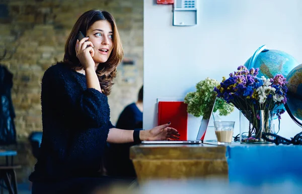 Lachende Jonge Werknemer Afstand Het Dragen Van Casual Outfit Tijdens — Stockfoto