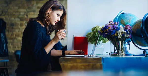 Sidovy Allvarliga Unga Fjärrarbetare Som Använder Laptop När Sitter Café — Stockfoto