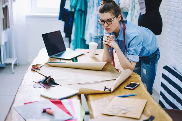 Pensativo Sastre Femenino Gafas Pensando Proyecto Diseño Trabajando Con Patrón — Foto de Stock