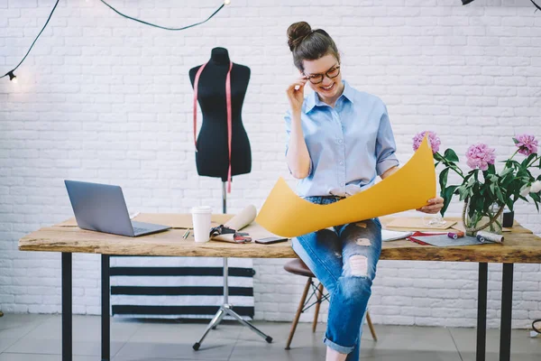 Junge Glückliche Frau Berührt Brille Tisch Sitzend Mit Schnittmustern Auf — Stockfoto