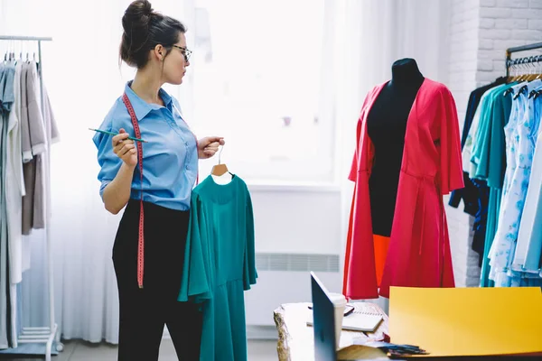 Seitenansicht Einer Nachdenklichen Frau Mit Bleistift Und Kleid Kleiderbügel Die — Stockfoto