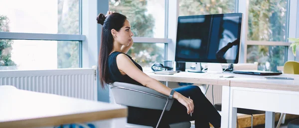 Side View Thoughtful Female Entrepreneur Formal Clothes Sitting Table Computer — Stock Photo, Image