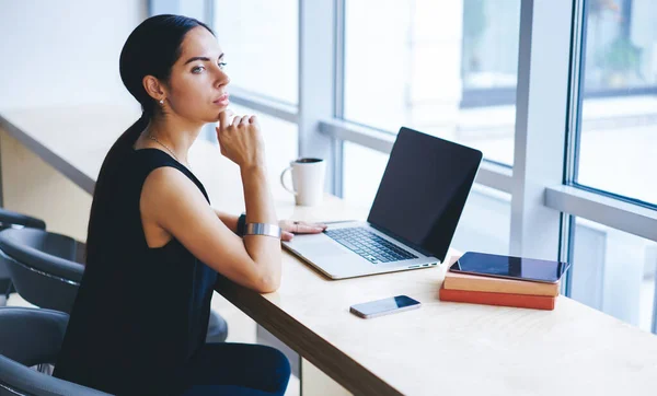 Side View Pensive Female Freelancer Dark Hair Touching Chin Looking — Stock Photo, Image