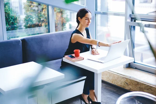 Vesel Femeie Lucrător Distanță Deschizând Laptop Uitându Ecran Timp Lucrează — Fotografie, imagine de stoc