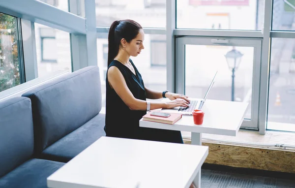 노트북에서 일하는 여성들 커피와 스마트폰을 탁자에 — 스톡 사진
