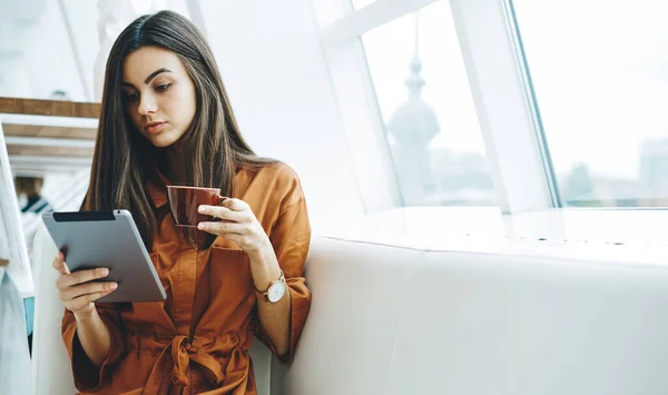 Focado Jovem Cabelos Longos Étnico Feminino Navegação Tablet Beber Bebida — Fotografia de Stock