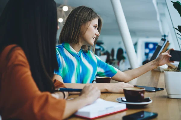 Jovens Mulheres Sentadas Cafetaria Mesa Com Notebook Café Enquanto Usam — Fotografia de Stock