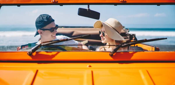 Grâce Verre Jeune Couple Vêtements Décontractés Regardant Assis Voiture Tout — Photo