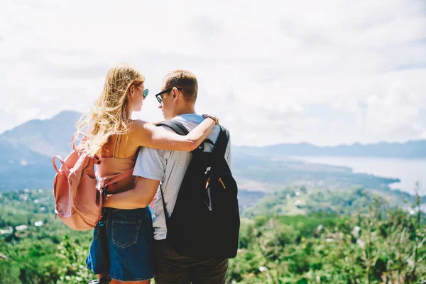 Bakåt Syn Anonyma Unga Par Turister Njuter Naturen När Står — Stockfoto