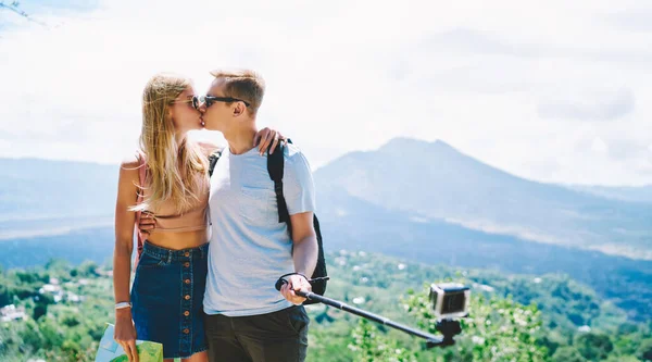Jovem Casal Colina Perto Montanhas Tirar Selfie Câmera Enquanto Viaja — Fotografia de Stock