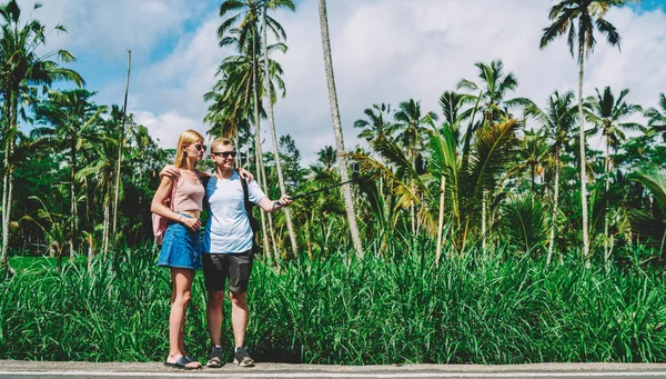 Longitud Completa Viajar Positivo Joven Hombre Mujer Ropa Casual Gafas — Foto de Stock