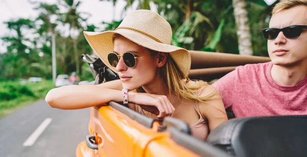 Turista Femenina Pensativa Sombrero Gafas Sol Apoyados Mano Sentado Cabriolet —  Fotos de Stock