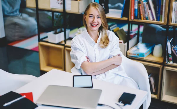 Joven Mujer Alegre Blusa Blanca Sentada Mesa Con Tablet Laptop —  Fotos de Stock