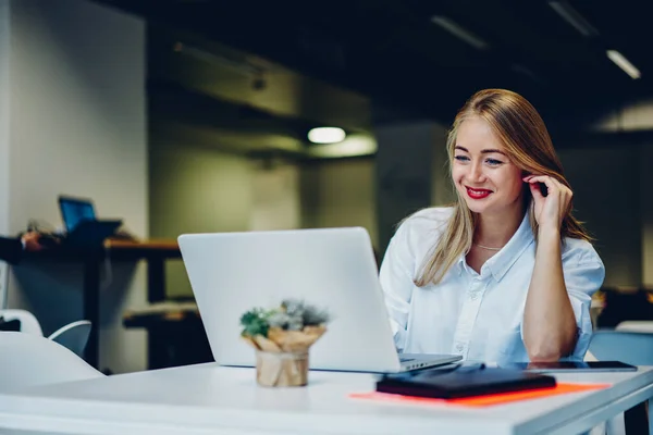 Happy Female Freelancer Dressed White Shirt Red Lipstick Using Laptop — 图库照片