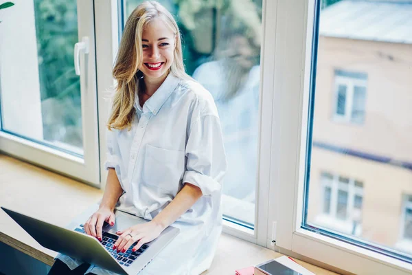 Smiling Remote Worker Wearing Casual White Shirt Sitting Windowsill While — Stock Photo, Image