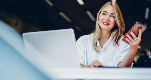 Desde Abajo Sonriendo Mujer Adulta Mirando Hacia Otro Lado Mientras — Foto de Stock