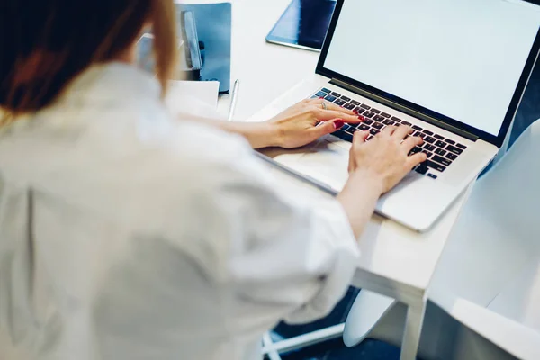 Vista Posteriore Alto Angolo Anonima Freelance Donna Seduta Tavola Nel — Foto Stock