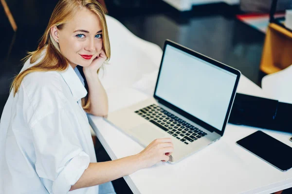 Haut Employée Positive Tenue Décontractée Regardant Caméra Assise Table Travaillant — Photo