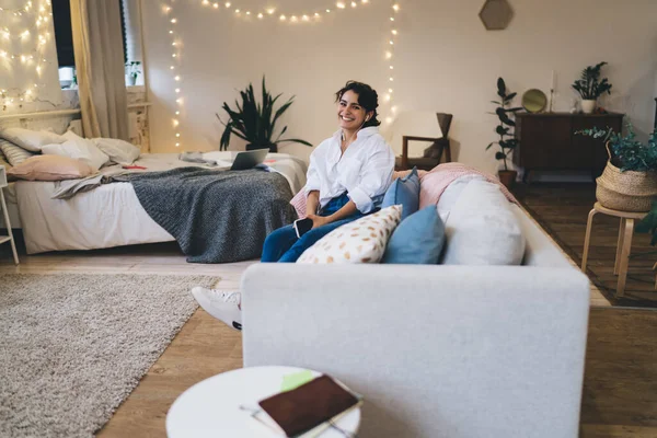 Jovem Morena Feliz Desgaste Casual Sentado Almofadas Sofá Macio Quarto — Fotografia de Stock