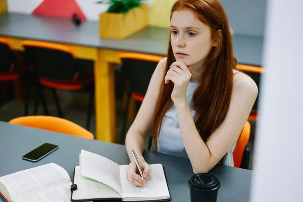 Konzentrierte Junge Frau Sitzt Tisch Einem Modernen Arbeitsplatz Und Schreibt — Stockfoto