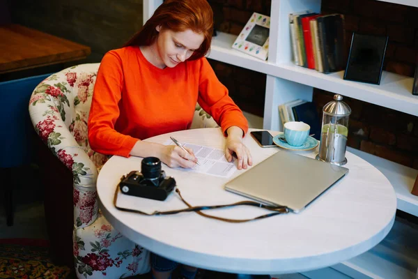 Jovem Concentrada Sentada Café Mesa Poltrona Com Câmera Computador Enquanto — Fotografia de Stock