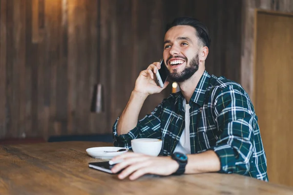 Homem Caucasiano Alegre Usando Dispositivo Telefone Celular Para Chamar Desfrutando — Fotografia de Stock