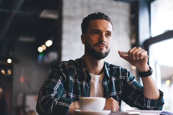 Contemplatieve Mannelijke Dichter Met Pen Hand Denken Creatief Idee Tijdens — Stockfoto