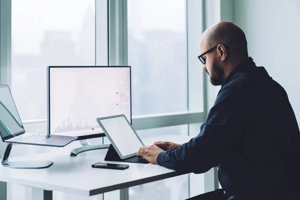 Vista Lateral Joven Economista Masculino Concentrado Que Estudia Gráfico Computadora — Foto de Stock