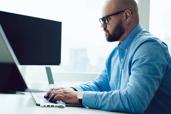 Zijaanzicht Gewas Doordachte Bebaarde Mannelijke Kantoormedewerker Formele Shirt Bril Typen — Stockfoto