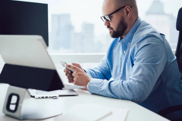 Vista Lateral Cosecha Concentrada Calvo Barbudo Empleado Masculino Camisa Gafas — Foto de Stock