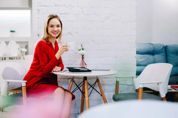 Guapa Gerente Vistiendo Elegante Vestido Rojo Sentado Mesa Con Taza —  Fotos de Stock