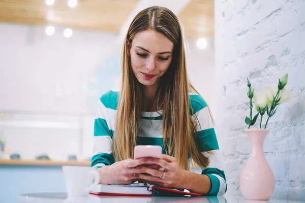 Junge Attraktive Dame Mit Langen Haaren Die Rosa Smartphone Sms — Stockfoto