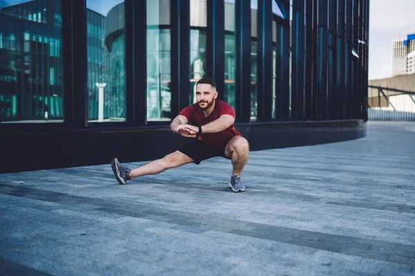 Stark Hane Röd Shirt Och Svarta Shorts Tittar Bort Gör — Stockfoto