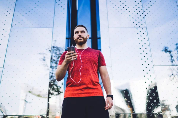 Desde Abajo Confianza Barbuda Atleta Masculino Ropa Deportiva Con Auriculares — Foto de Stock