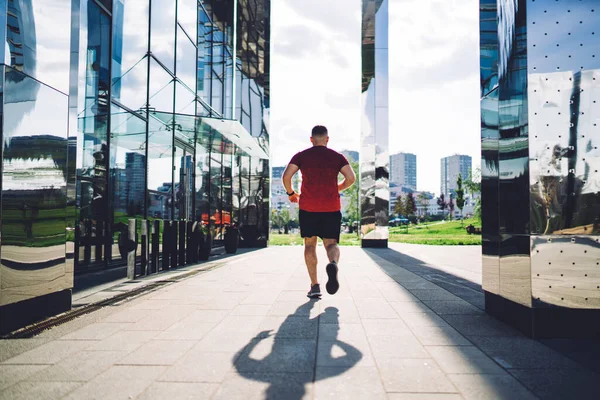 Vista Trasera Hombre Irreconocible Ropa Deportiva Corriendo Acera Pavimentada Entre — Foto de Stock